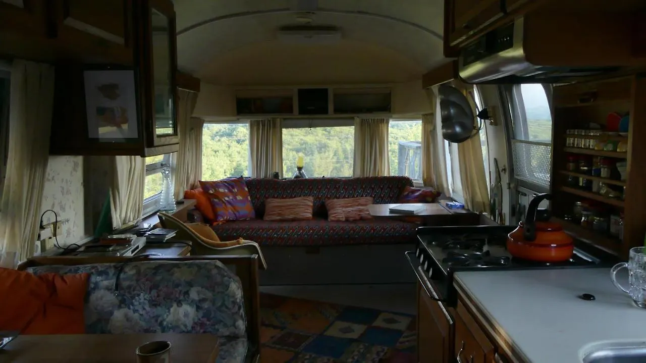 Couette-café Bed and Breakfast Belrepayre Airstream Glamping à Manses France