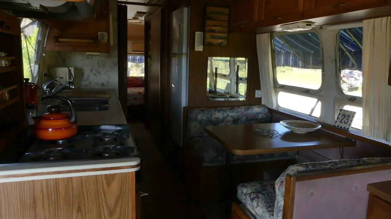Couette-café Bed and Breakfast Belrepayre Airstream Glamping à Manses France