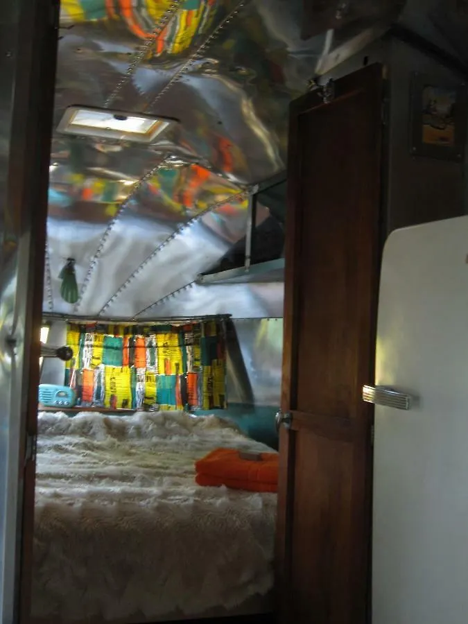 Couette-café Bed and Breakfast Belrepayre Airstream Glamping à Manses France