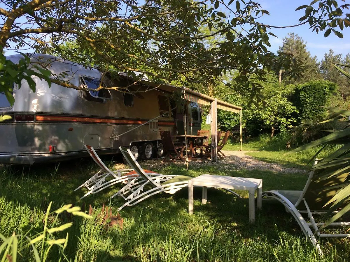 Bed and Breakfast Belrepayre Airstream Glamping à Manses Couette-café