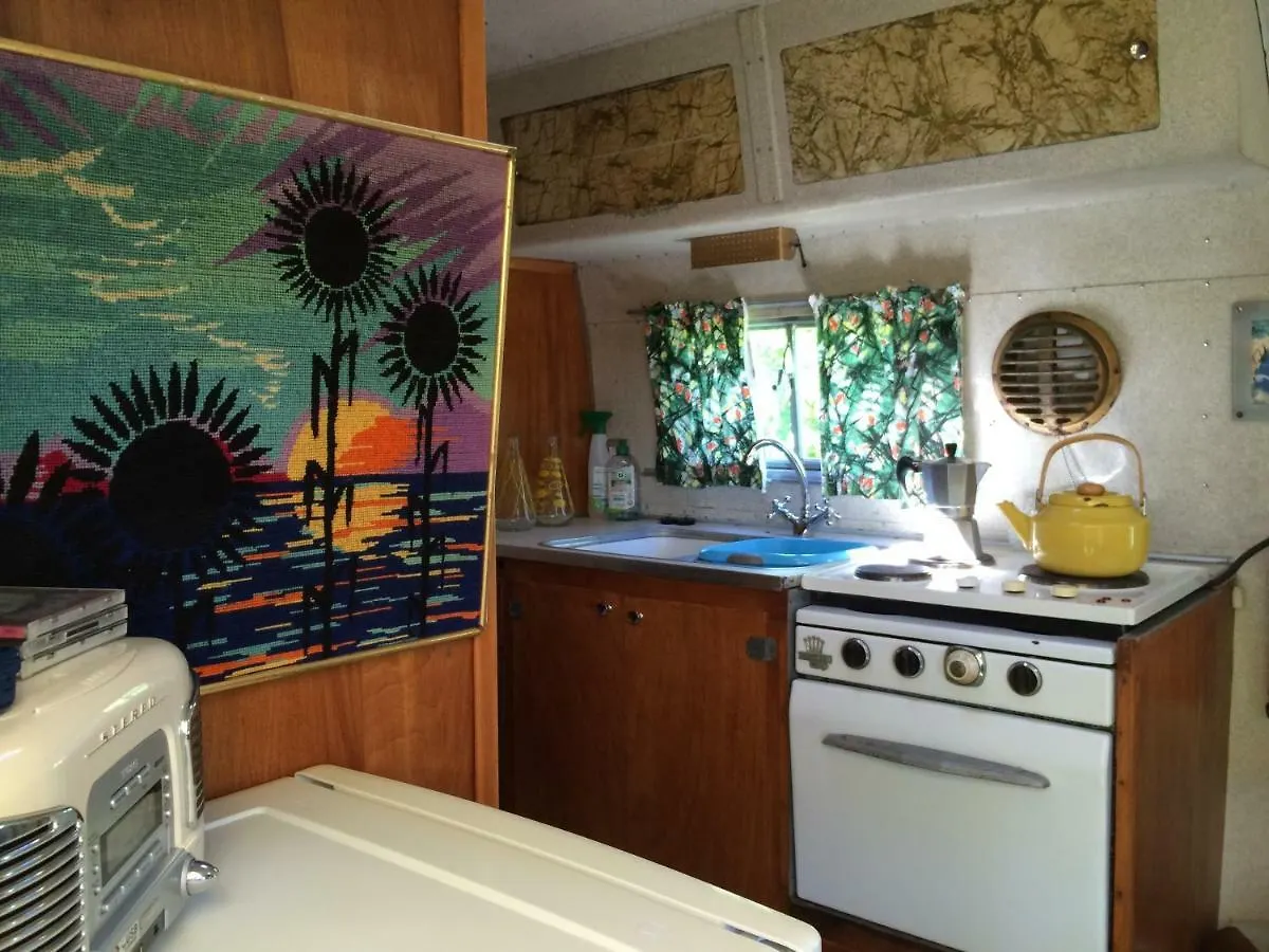 Bed and Breakfast Belrepayre Airstream Glamping à Manses Couette-café