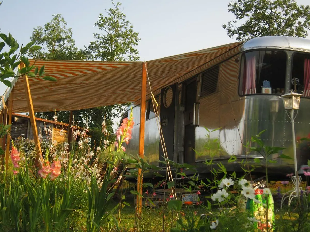Couette-café Bed and Breakfast Belrepayre Airstream Glamping à Manses France